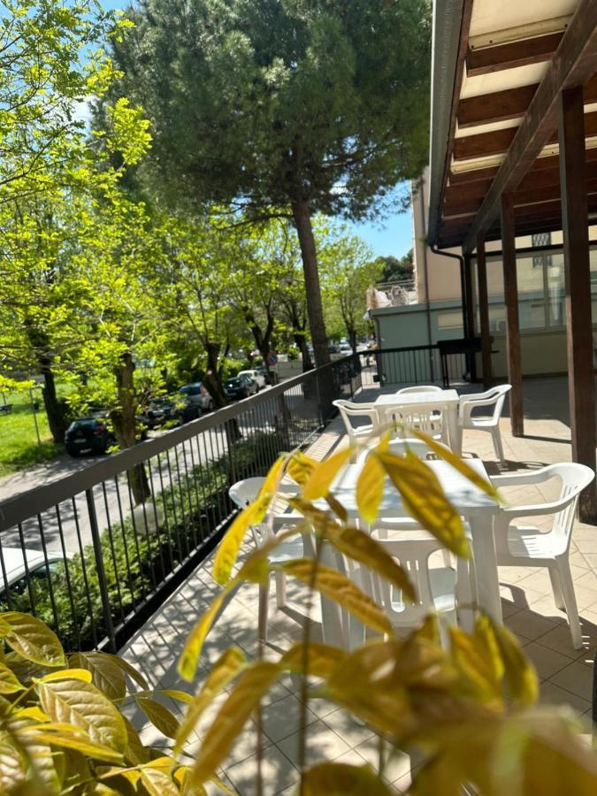 Albergo B&B Serafini Римини Экстерьер фото